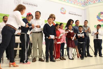 Entregan 8 mil 565 becas a estudiantes guerrerenses