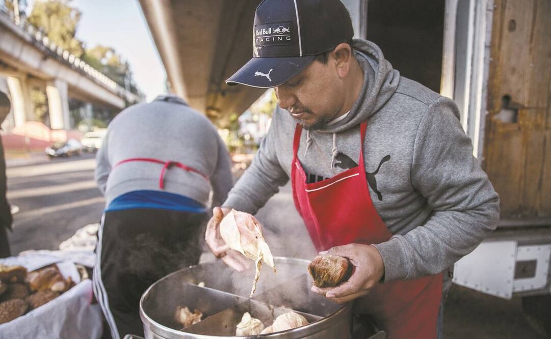 Andrés y su sobrino Jair tienen jornadas arduas previamente al día de la Candelaria, y también en esa fecha, el 2 de febrero, cuando los capitalinos acuden por tamales para toda la familia. Foto: Germán Espinosa/ EL UNIVERSAL