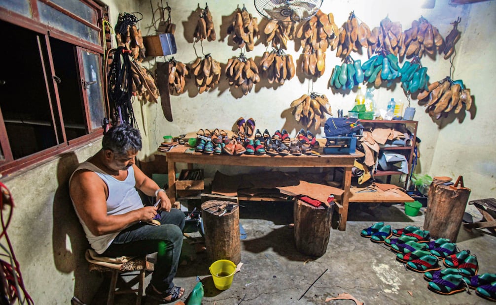 Los maestros huaracheros de Villa Hidalgo Yalálag tienen pocos espacios para comercializar sus productos, entre ellos el mercado de Tlacolula. Foto: Edwin Hernández / EL UNIVERSAL