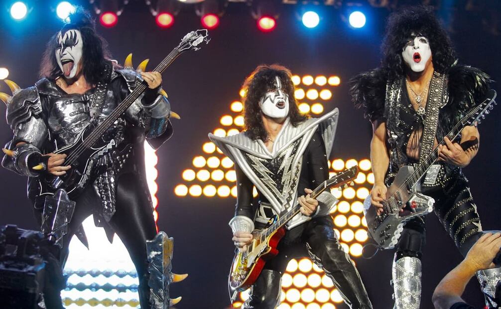 Concierto de KISS en el Foro Sol, 2012. A finales de 2023, Gene Simmons y Paul Stanley, junto a los dos integrantes que completaron la agrupación, Tommy Thayer y Eric Singer, se despidieron de los escenarios para continuar los conciertos con avatares digitales. Foto: Raúl Estrella/EL UNIVERSAL.