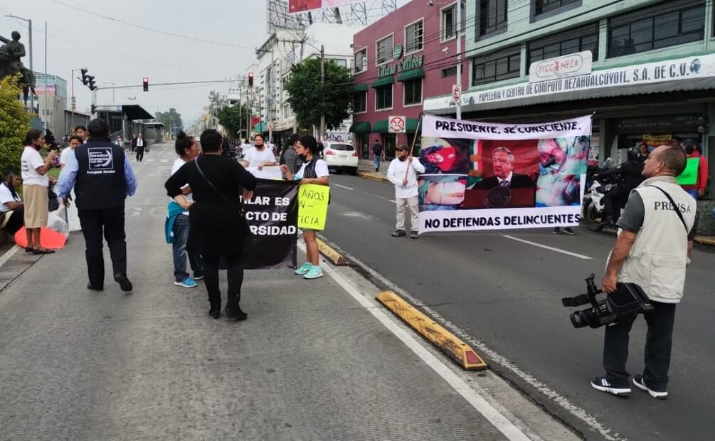 Los familiares de Sinaí bloquearon la avenida Chimalhuacán en ambos sentidos, frente al Palacio Municipal de Nezahualcóyotl, en rechazó a la absolución de Roxana Ruiz. Foto: Rocío Melgoza. EL UNIVERSAL