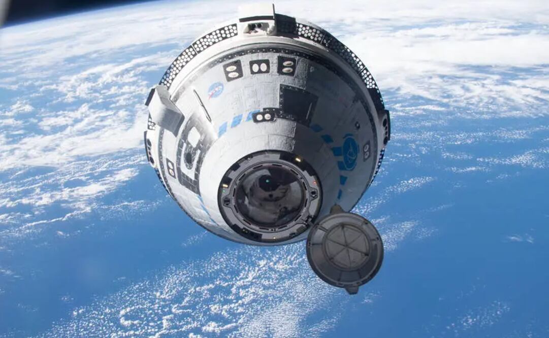 La nave tripulada CST-100 Starliner de Boeing se acerca a la Estación Espacial Internacional en la misión Orbital Flight Test-2. Foto: NASA.