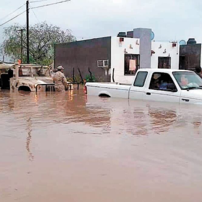 En Comondú, Baja California Sur, varios vehículos quedaron bajo el agua tras las severas inundaciones. Foto/GLADYS NAVARRO. EL UNIVERSAL
