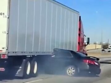 Joven queda "traumatizada" luego de que su auto fuera arrastrado bajo un semirremolque