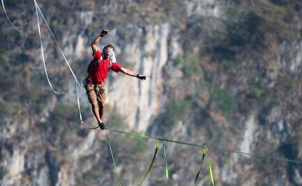 Atleta alemán rompe récords al cruzar en la cuerda floja el Cañón del Sumidero