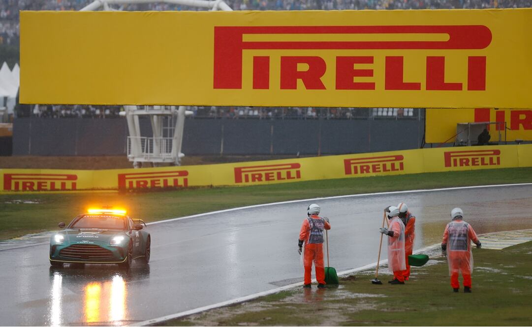 Comisarios intentan secar la pista después de llover este sábado en el Circuito de Interlagos - Foto: EFE