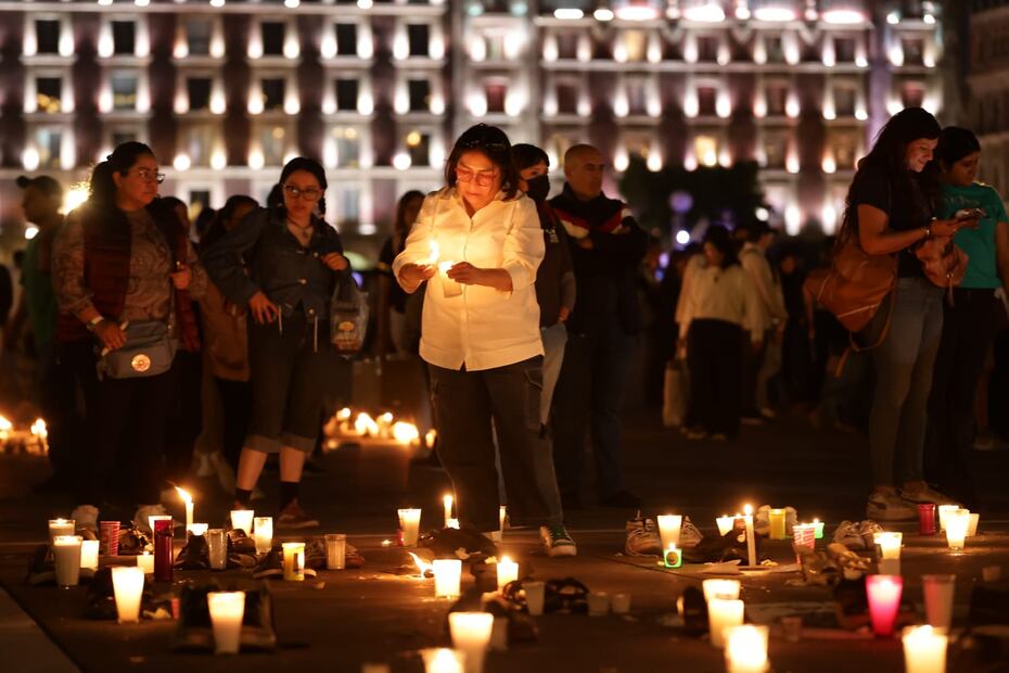 En el Zócalo de la capital del país, se vivió una intensa protesta por el Luto Nacional. (Foto: Fernanda Rojas/ EL UNIVERSAL)