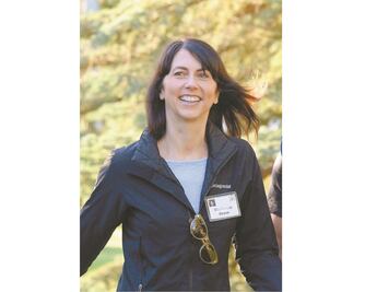 MacKenzie Bezos ofrece donar fortuna a filantropía