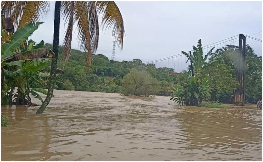 Este 24 de octubre se reportó el colapso de un puente por las intensas lluvias registradas en Jalapa de Díaz, Oaxaca. Foto: Especial