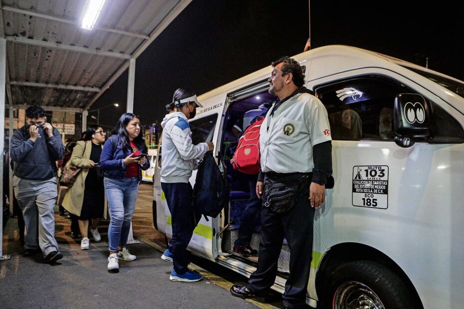 Los pasajeros utilizan estos espacios para cambiar de transporte público e ir al Edomex. Foto: Gabriel Pano/El Universal