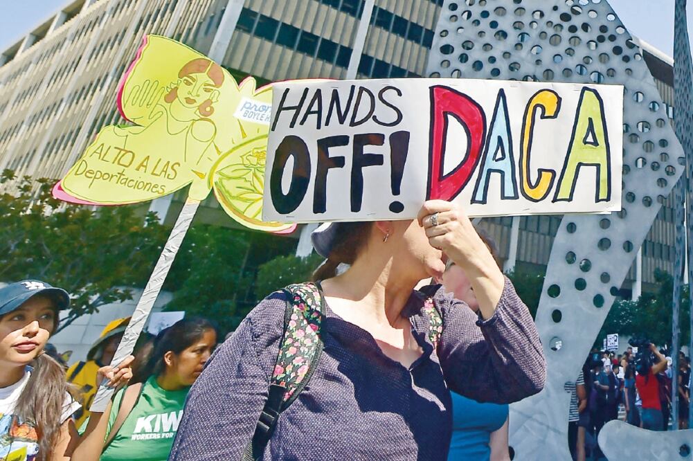 Activistas, durante una marcha en defensa del programa DACA, en septiembre (FREDERIC J. BROWN. AFP)