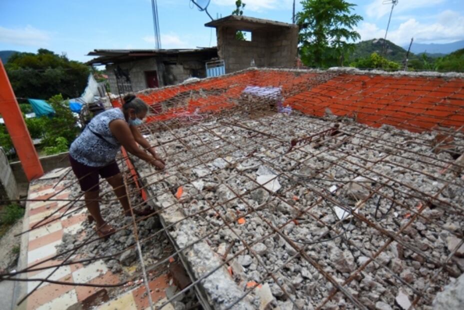 A un mes del sismo: En Acapulco viven entre ruinas y sin apoyos