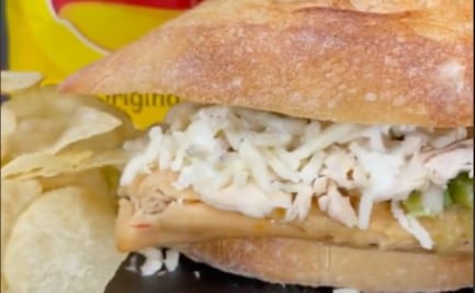 Tiktokers crean la guajolota con papas