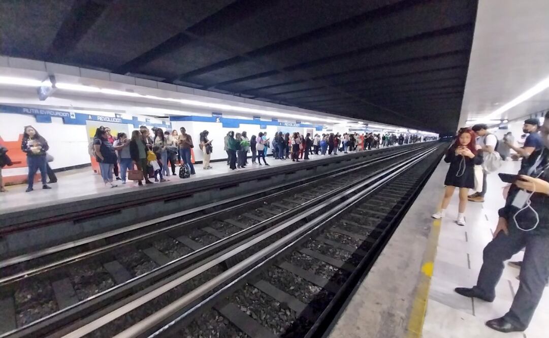 La tarde de este martes, usuarios del Metro reportan retrasos en la Línea 2 (29/10/2024). Foto: Especial