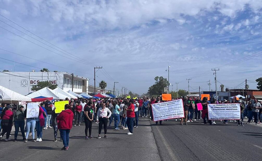 Bloqueos carreteros, toma de instalaciones y plantones de trabajadores de la educación en Baja California Sur. Foto: especial