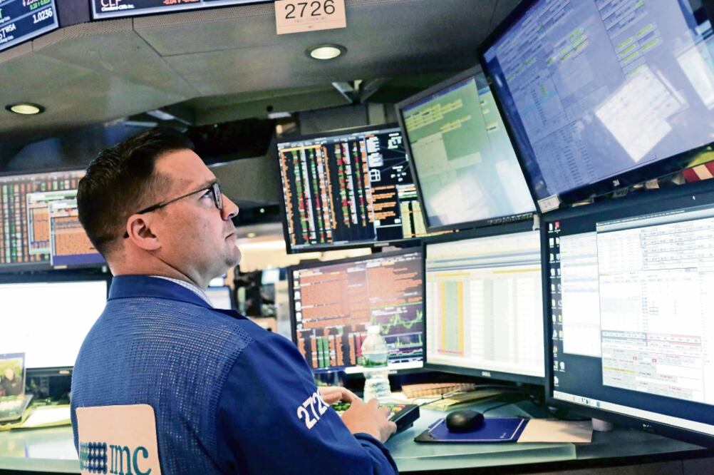 Según el Instituto Internacional de Finanzas, hay un riesgo de tasas de interés más altas en EU, lo que desencadenaría mayor estrés en mercados (YANA PASKOVA. AFP)