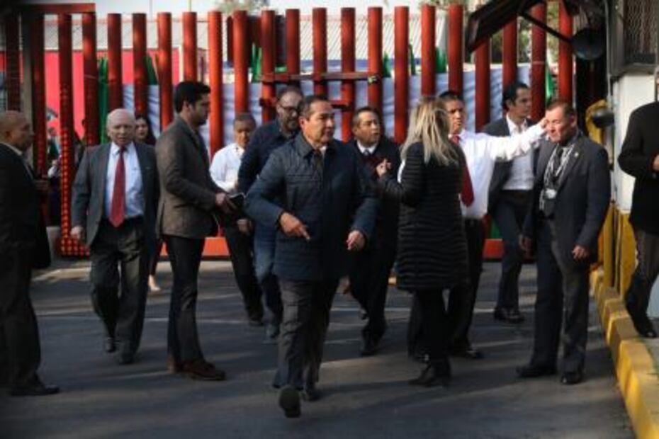 Campesinos encierran a diputados y trabajadores en San Lázaro