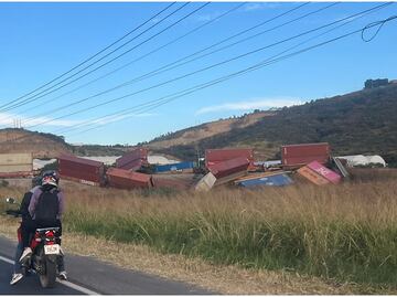 Descarrila tren de carga en Zapotiltic, Jalisco; los vagones obstruyen el paso de la carretera