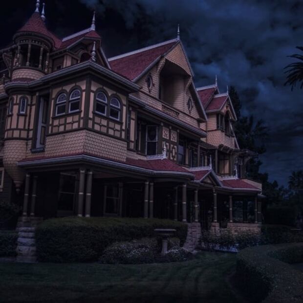 ¡Qué miedo! Ofrecen recorrido virtual en una casa embrujada 