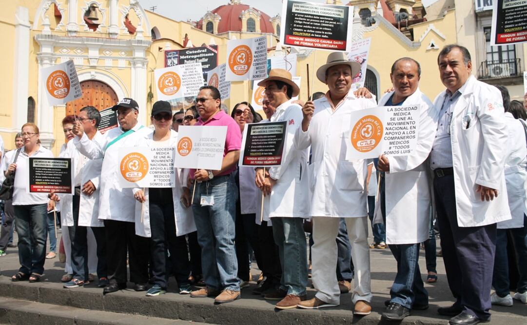 En Veracruz, doctores se manifestaron en el puerto y en Xalapa. Señalaron que las autoridades deben tomar en cuenta los recursos disponibles en las instituciones públicas como el IMSS y el ISSSTE, puesto que se trabaja “con lo que hay”.(MIGUEL ÁNGEL C.)