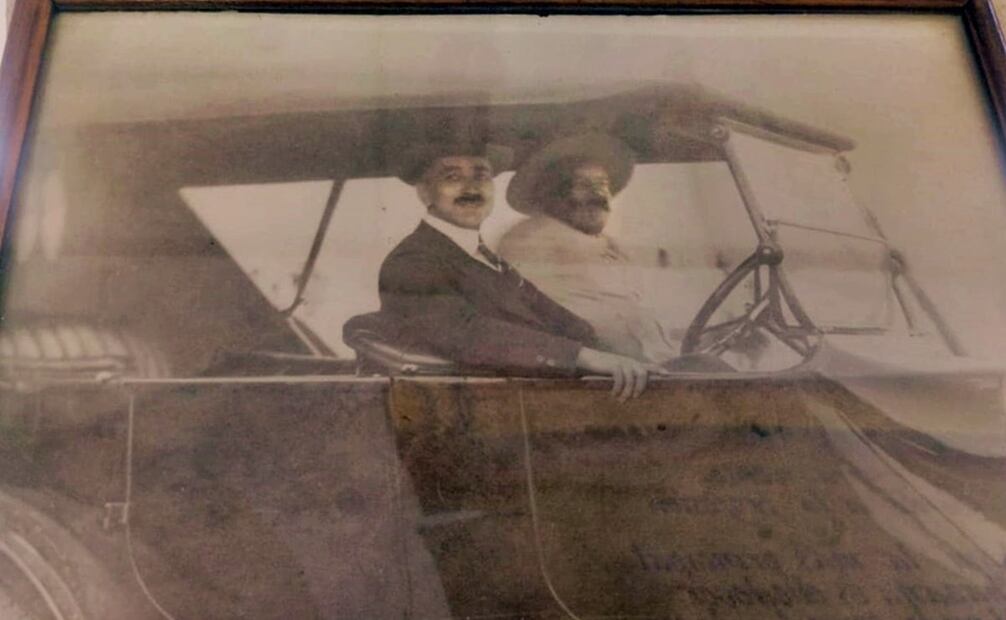 Al general Villa le gustaba la vida campirana y convivir con sus hijos. En la imagen se ve al revolucionario dentro de uno de sus automóviles, se desconoce quién era su acompañante. Sin fecha. Foto: Museo Histórico de la Revolución/Tomada por Mario Alberto Trillo Corral.