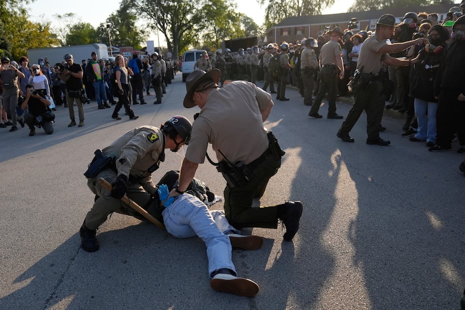 Agentes detienen a un manifestante cerca de una instalación del Servicio de Inmigración y Control de Aduanas (ICE, por sus siglas en inglés) en Broadview, Illinois. Foto: AP
