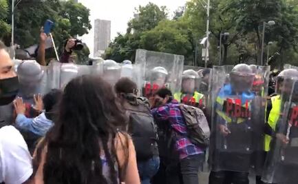 Enfrentamiento entre encapuchados y policías en marcha por Ayotzinapa deja dos heridos
