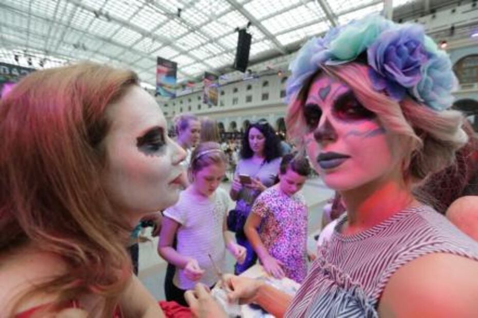 Comunistas rusos frenan desfile de Día de Muertos en la Plaza Roja de Moscú