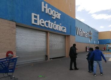 Farderas se quedan encerradas en Walmart de Zinacantepec; desatan riña contra empleados