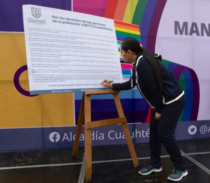 Sandra Cuevas inaugura Feria Deportiva LGBTTTI; firma "Manifiesto por la Diversidad en Cuauhtémoc"