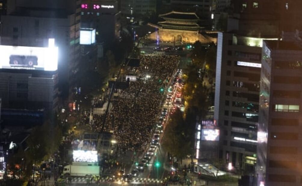 Miles lloran a víctimas de la tragedia en Seúl y piden dimisión del presidente