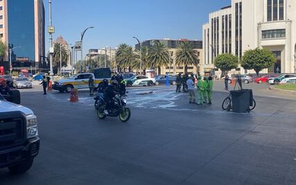 Camión tira botes de pintura sobre Paseo de la Reforma a la altura del Caballito y complica la circulación 