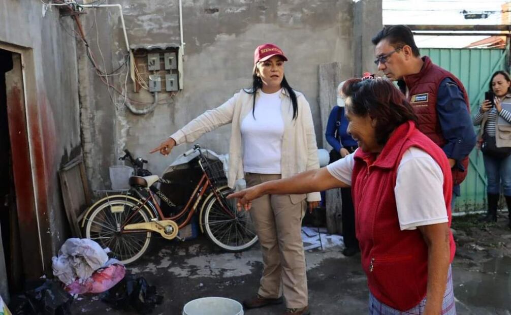 La secretaria del Bienestar, Ariadna Montiel Reyes, acudió a zonas afectadas por las lluvias atípicas en Nezahualcóyotl, Estado de México este lunes 29 de septiembre de 2025. Foto: Especial