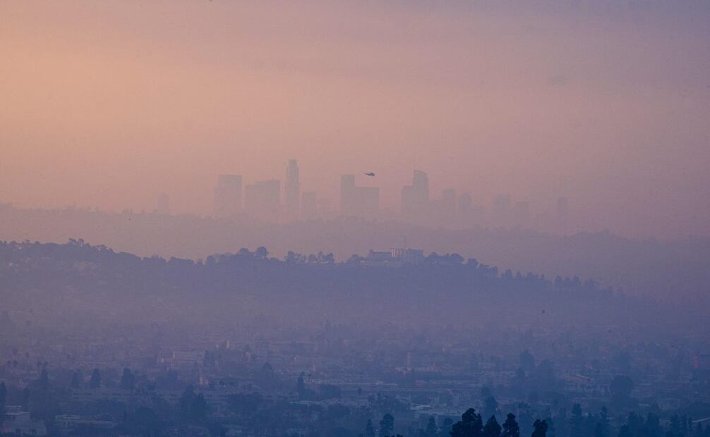 Una densa nube de humo cubre la ciudad de Los Ángeles debido a los incendios. (09/01/25) Fotos: AFP