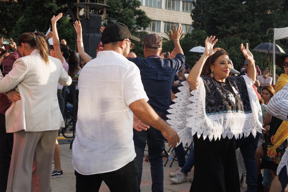 La Jefa de Gobierno electa Clara Brugada mostró sus mejores pasos de salsa en el Monumento a la Revolución. (Foto: Yaretzy M. Osnaya | EL UNIVERSAL)