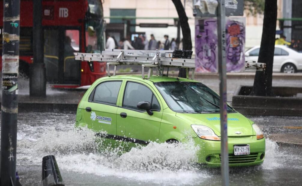 Las fuertes lluvias irrumpen la tarde de este domingo en la capital. Foto: Francisco Rodríguez