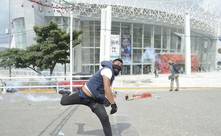 Normalistas lanzan piedras y cohetes a Palacio de Gobierno de Chilpancingo