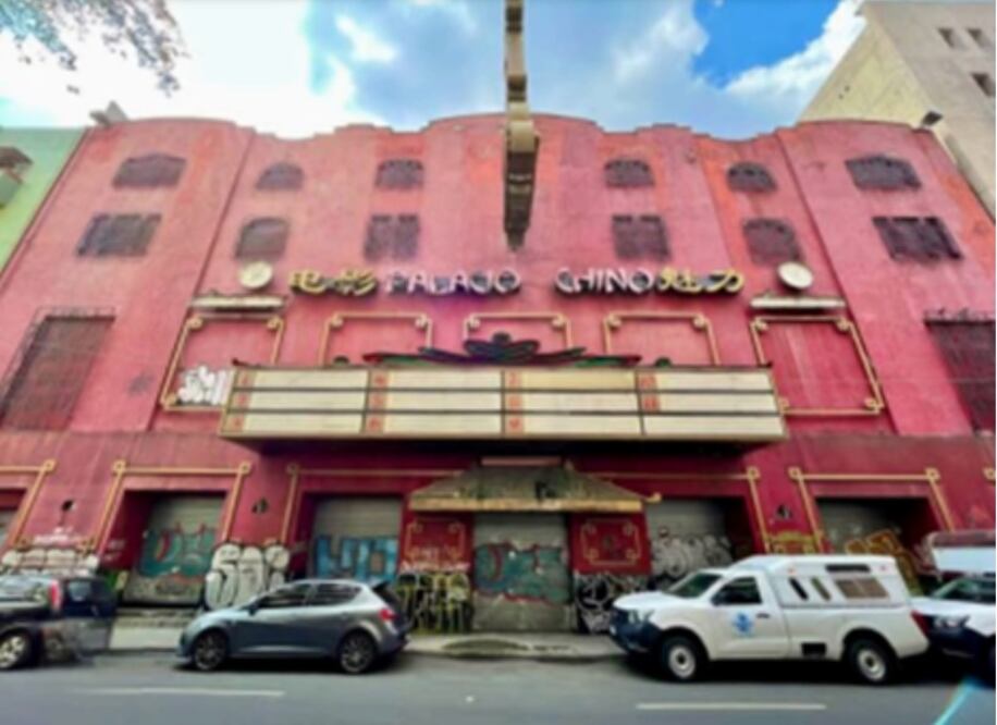 La fachada del Palacio Chino conserva apenas algunos vestigios de la elegancia que distinguió a este emblemático cine durante buena parte del siglo XX. Crédito: Especial