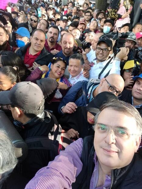 ¿Qué políticos marchan al lado de AMLO?