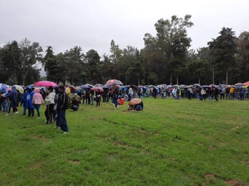 Jóvenes de Xochimilco, molestos por mala organización en sede de vacunación contra Covid