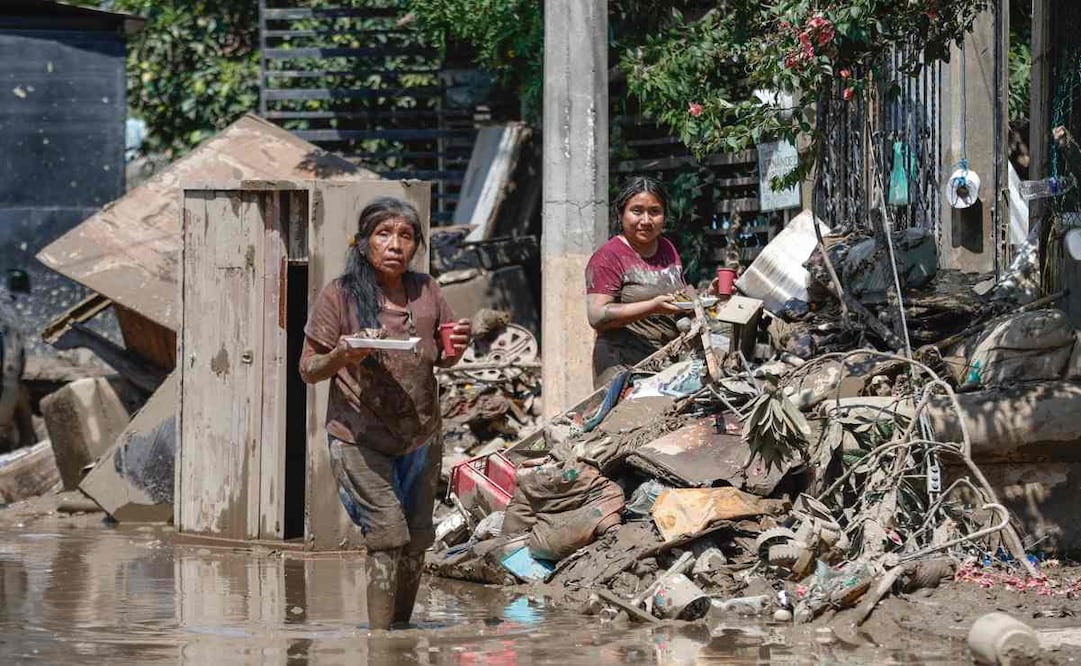 En Álamo, Veracruz, la gente camina entre calles inundadas por agua lodosa y escombros. Dicen que es la peor devastación que han sufrido en 26 años. Foto: Diego Simón Sánchez / EL UNIVERSAL