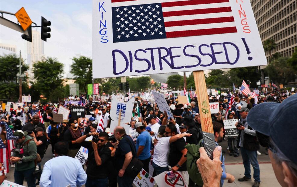 Miles de manifestantes se congregan en el centro de Los Ángeles para participar en la mega protesta anti-Trump llamada "No Kings Day" en una ciudad que ha sido foco de protestas contra las redadas migratorias de Trump, el 14 de junio de 2025. Foto: AFP