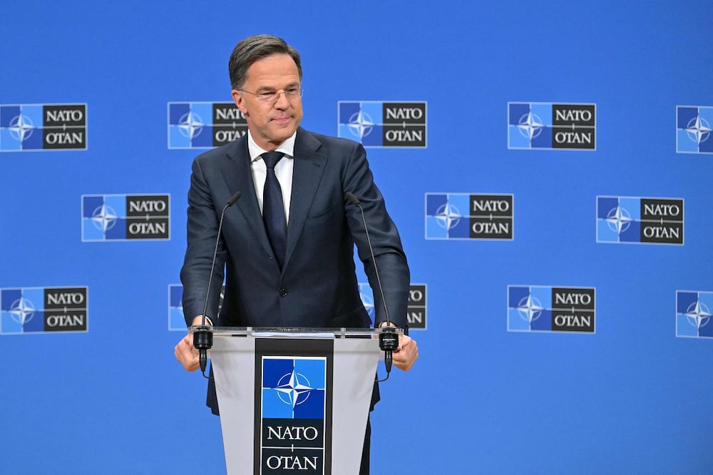 El secretario General de la OTAN, Mark Rutte, escucha la pregunta de un periodista mientras se dirige al público durante la rueda de prensa final de la reunión de Ministros de Asuntos Exteriores de la Organización del Tratado del Atlántico Norte (OTAN) en la sede de la Alianza en Bruselas. Foto: AFP