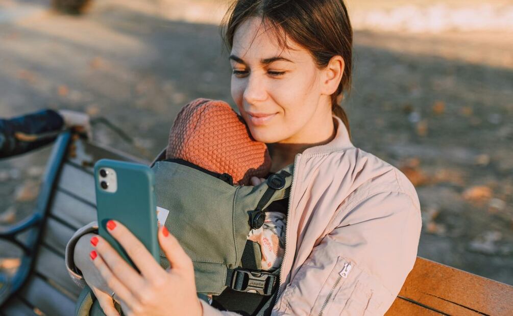 Sorprende a mamá con el teléfono ideal para su personalidad. | Imagen: RDNE Stock project. Pexels