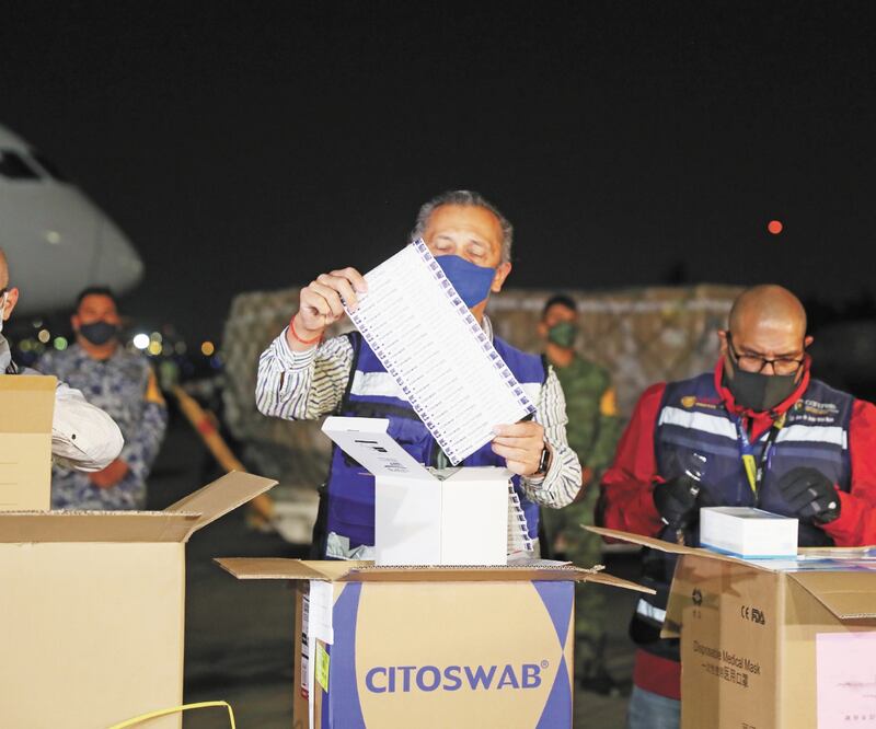 El cargamento con insumos procedente de China arribó anoche al Aeropuerto Internacional de la Ciudad de México. VALENTE ROSAS. EL UNIVERSAL