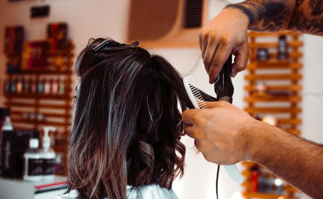 Descubre cuáles mechas son las mejores para ocultar las canas. Foto: Unsplash