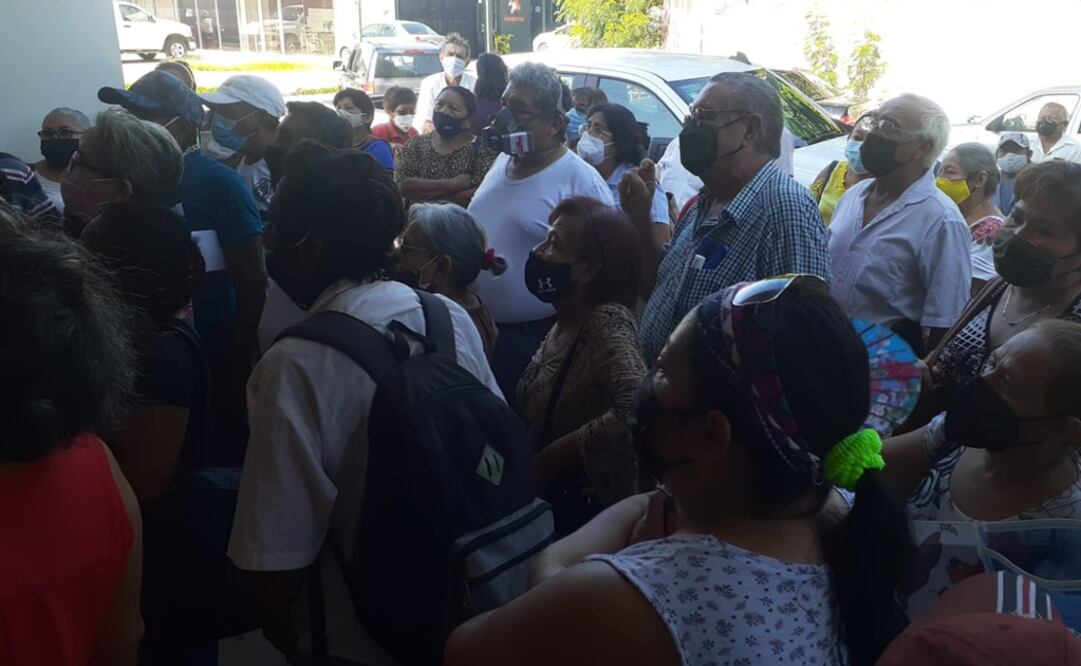 Largas filas hasta en la madrugada, realizan los abuelitos con tal de entregar papeles y recibir su apoyo del gobierno Federal.  Foto: Especial 