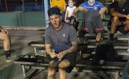 Gignac juega una 'cascarita' en sus vacaciones en Monterrey