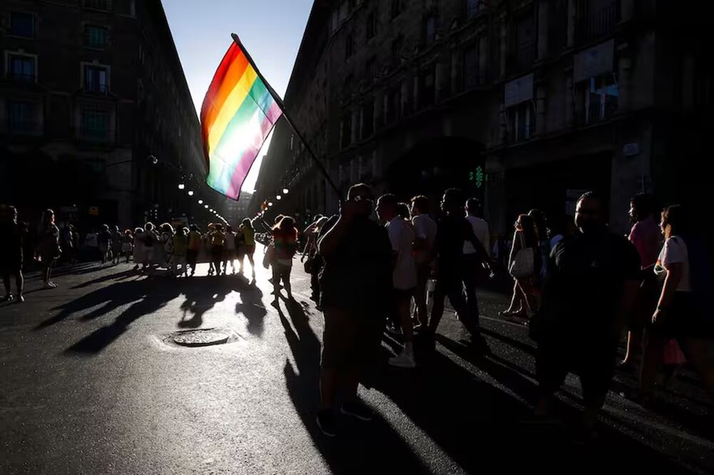 Un hombre levanta una bandera durante una manifestación por el Orgullo LGTBI, en Perú. FOTO: ESPECIAL