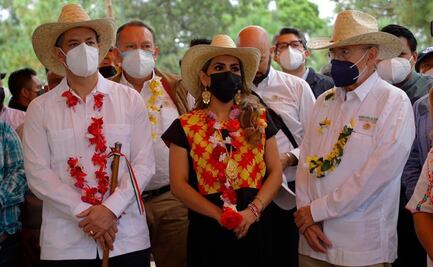 Evelyn Salgado y Alejandro Murat recorren camino rural construido en Oaxaca; se replicará programa de AMLO en Guerrero